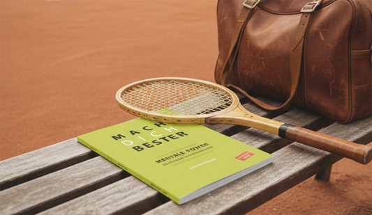 Das Mentaltrainingsbuch MACH DICH BESTER von Sebastian Thanner liegt auf einer Holzbank mit Holztennisschläger und Ledertasche in Retrooptik.