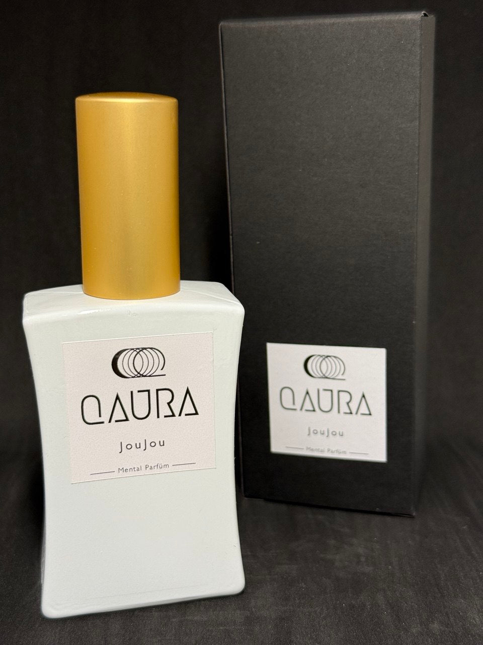 QAURA JouJou Eau de Parfum 40 ml neben der schwarzen Verpackung