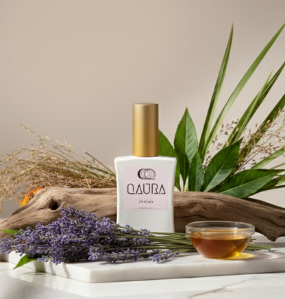 Flacon JouJou Mental Parfum von QUARA als Produktbild umgeben von Laveldeln Holz und Pflanzen. 