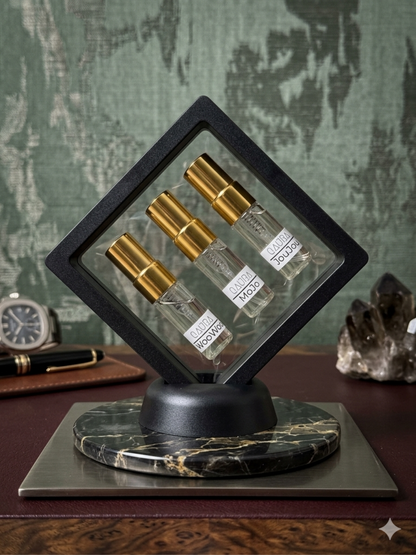 3 x 3 ml Mental Parfum Proben (WooWoo, MoJo, JouJou) in Glasfläschchen mit goldenem Deckel. Mit 3D-Silikon-Rahmen & Ständer.