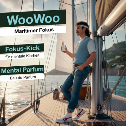 Ein Mann Ende 20 mit dem Mental Parfum WooWoo von QAURA in der Hand steht auf einem Segelschiff, das im Meer treibt. Grafisch dargestellt sind die Worte WooWoo Maritimer Fokus, Fokus-Kick für mentale Klarheit, Mental Parfum Eau de Parfum.