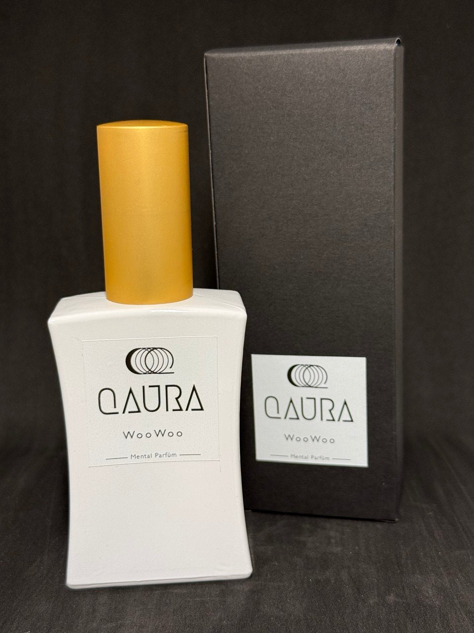 QAURA WooWoo Eau de Parfum 40 ml neben der schwarzen Verpackung