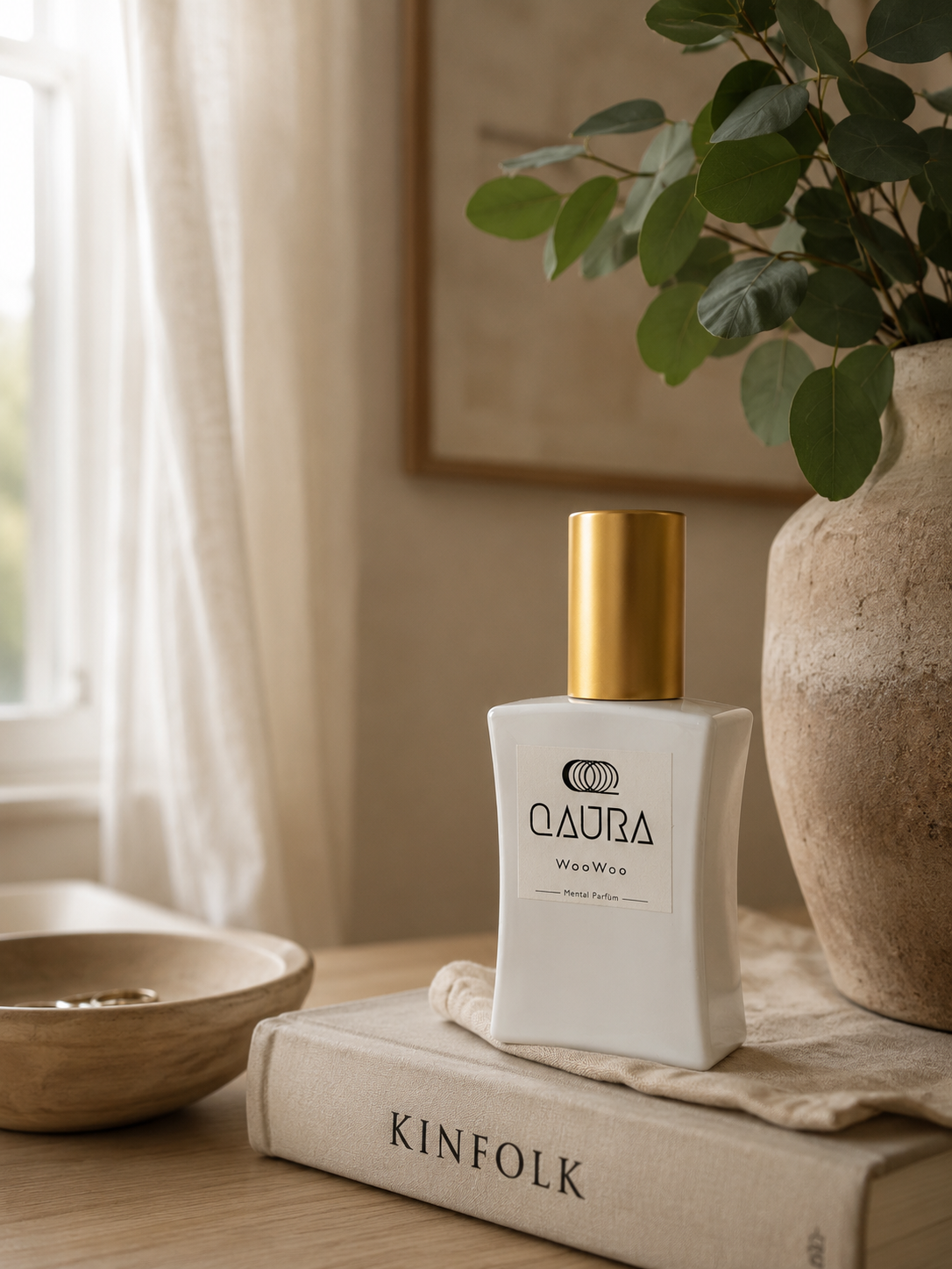 QAURA WooWoo Eau de Parfum neben einem aufgeschlagenen Buch