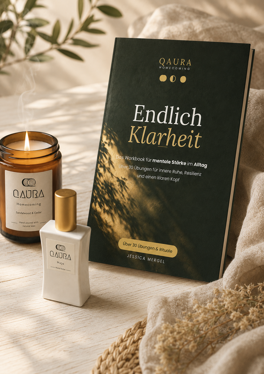 QAURA Workbook „Endlich Klarheit“ mit Mental Parfüm und Duftkerze auf beigem Stoff